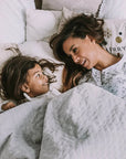 Couverture lestée 3kg enfant avec sa mère