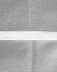 Zoom sur les coutures et les détails de la couverture lestée médicale grise senso rex