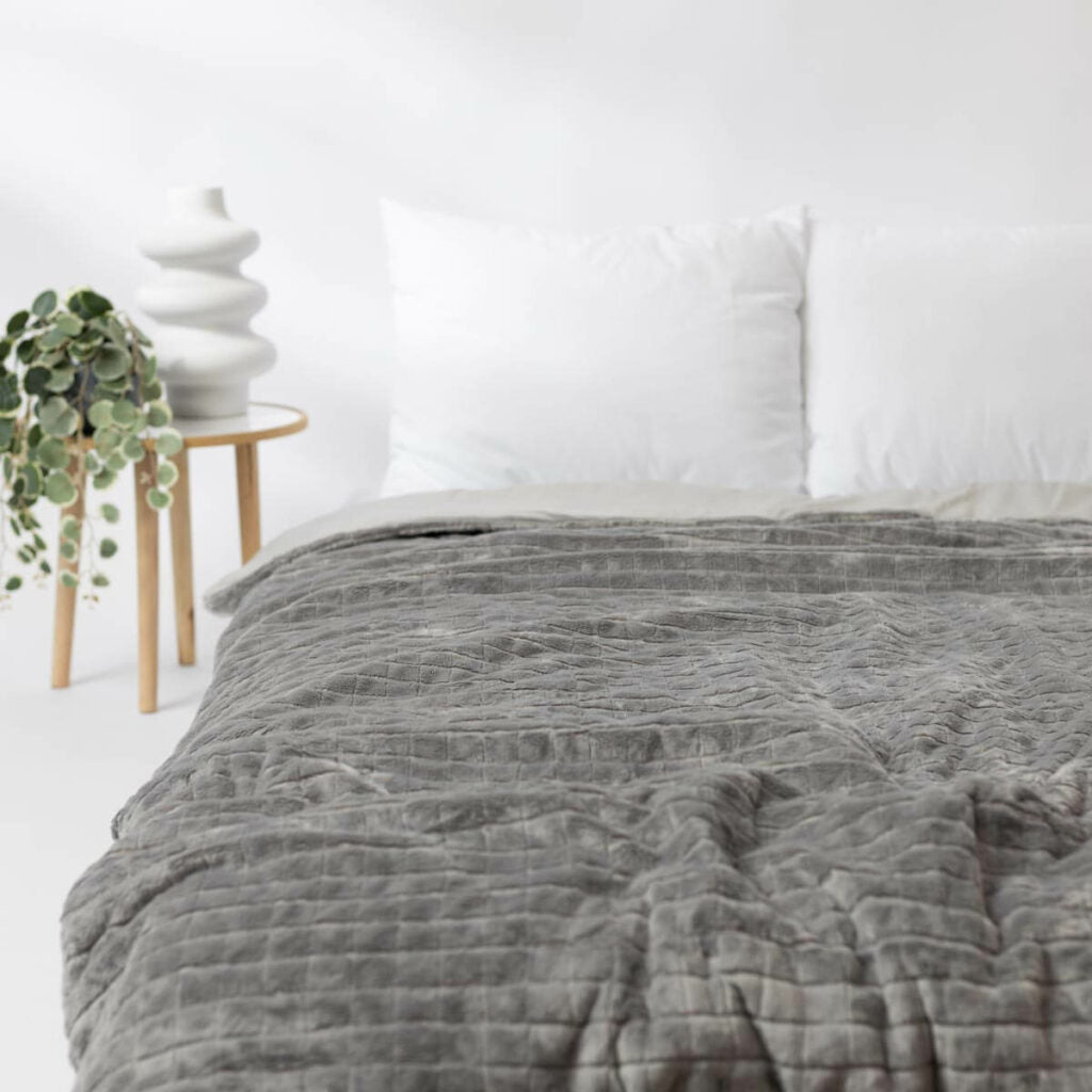 Une couverture lestée haut de gamme grise sur un lit