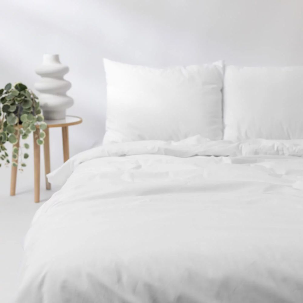 Couverture lestée blanche sur un lit