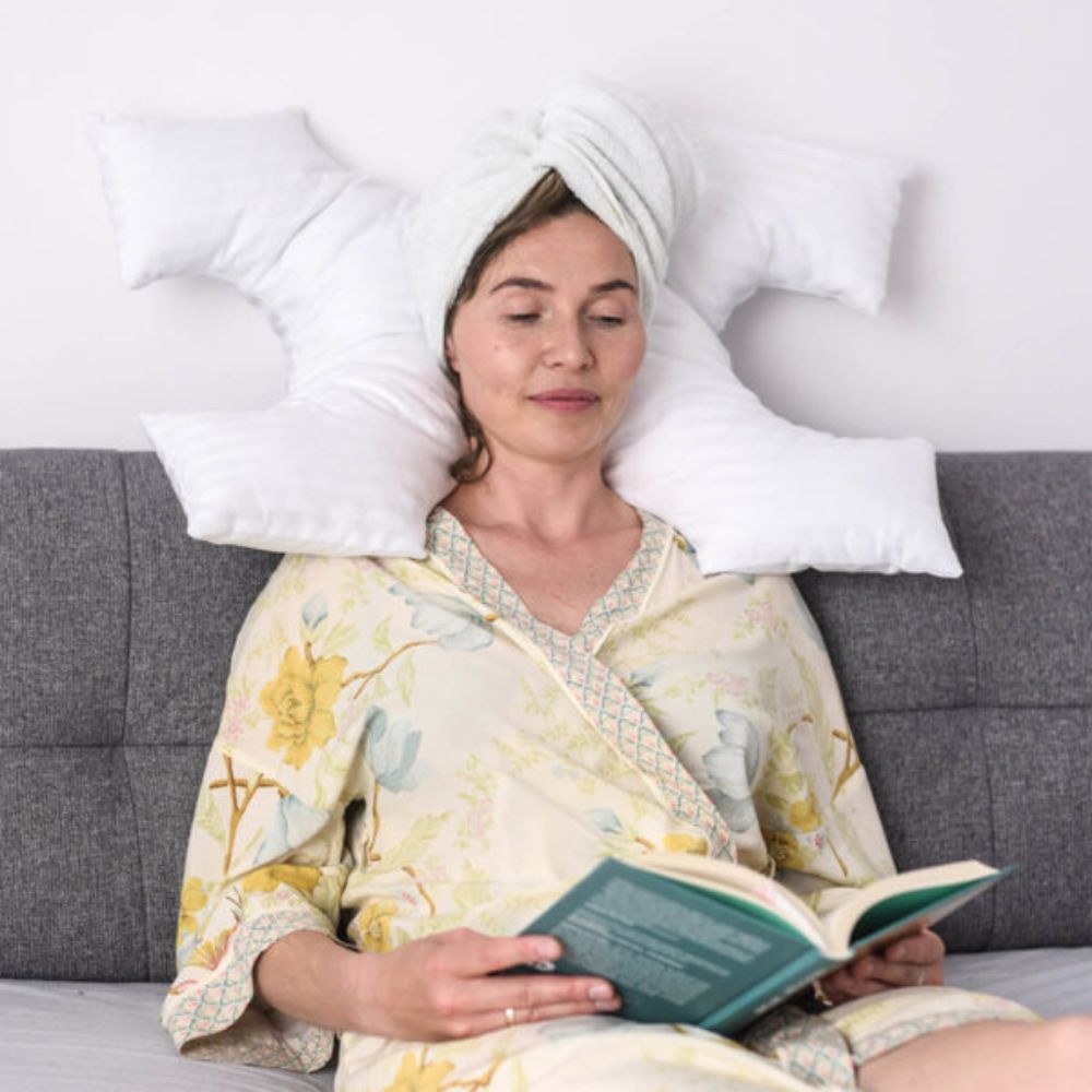 Oreiller anti-rides utilisé comme appui sur un canapé