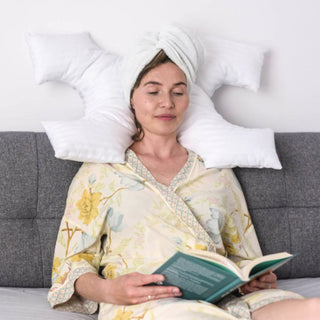 Oreiller anti-rides utilisé comme appui sur un canapé