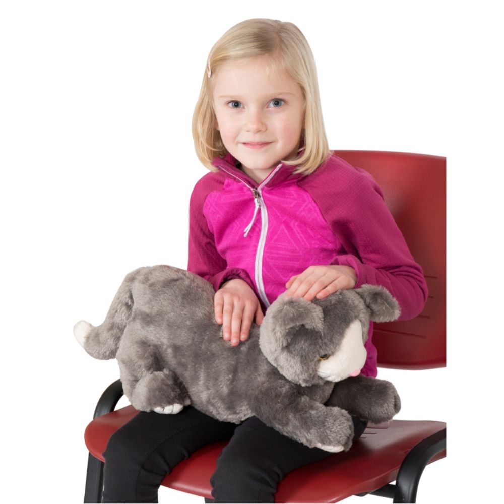peluche chat lestée sur les cuisses d'une fillette