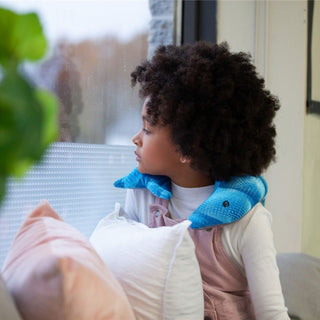 peluche dauphin lestée sur le cou d