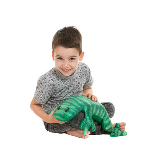 peluche grenouille lestée avec un enfant sur fond blanc