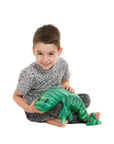 peluche grenouille lestée avec un enfant sur fond blanc
