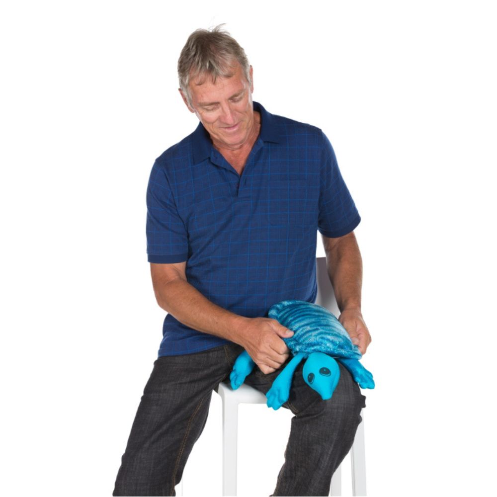 peluche tortue lestée sur les cuisses d'un adulte