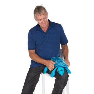 peluche tortue lestée sur les cuisses d